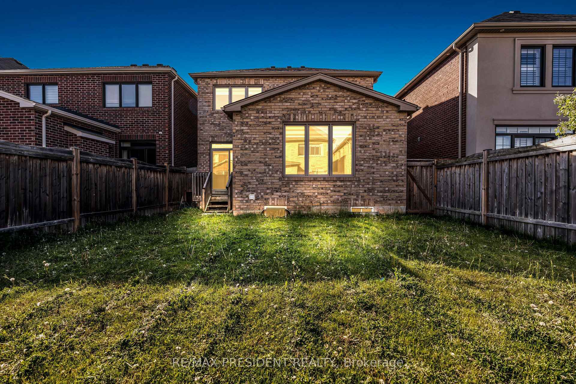 Photo 23 of 41 Bassett Crescent, Brampton, Credit Valley — HOMEH