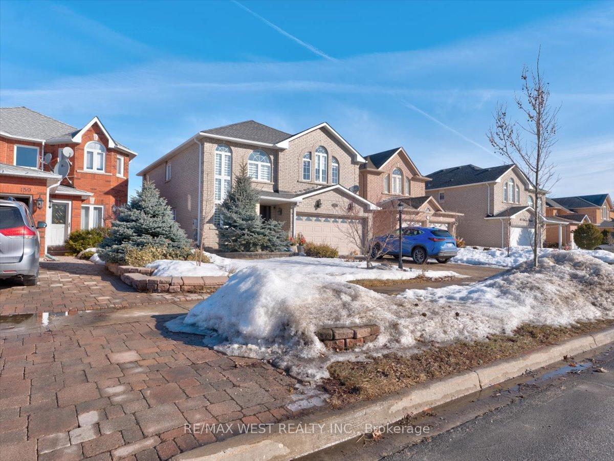 Photo 4 of 155 Villandry Crescent, Vaughan, Maple — HOMEH