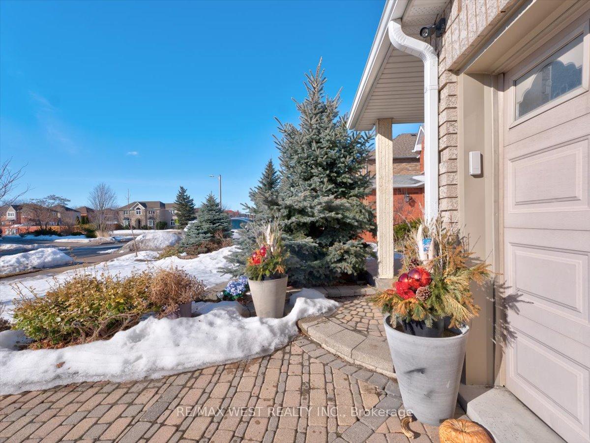 Photo 11 of 155 Villandry Crescent, Vaughan, Maple — HOMEH