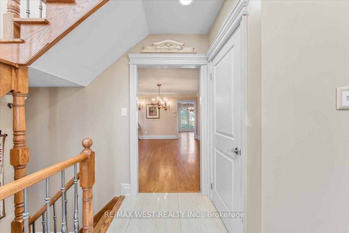 Photo 8 of 155 Villandry Crescent, Vaughan, Maple — HOMEH