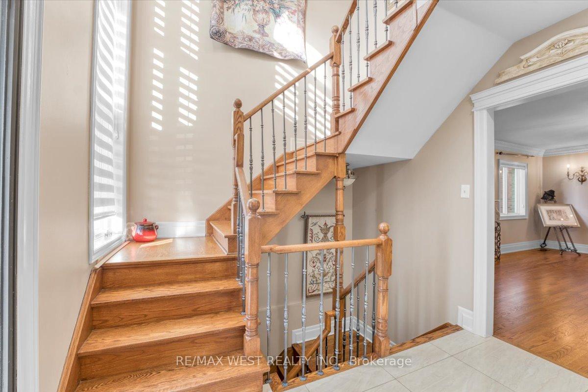 Photo 3 of 155 Villandry Crescent, Vaughan, Maple — HOMEH