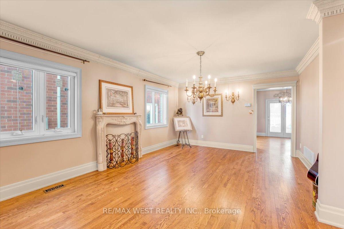 Photo 5 of 155 Villandry Crescent, Vaughan, Maple — HOMEH