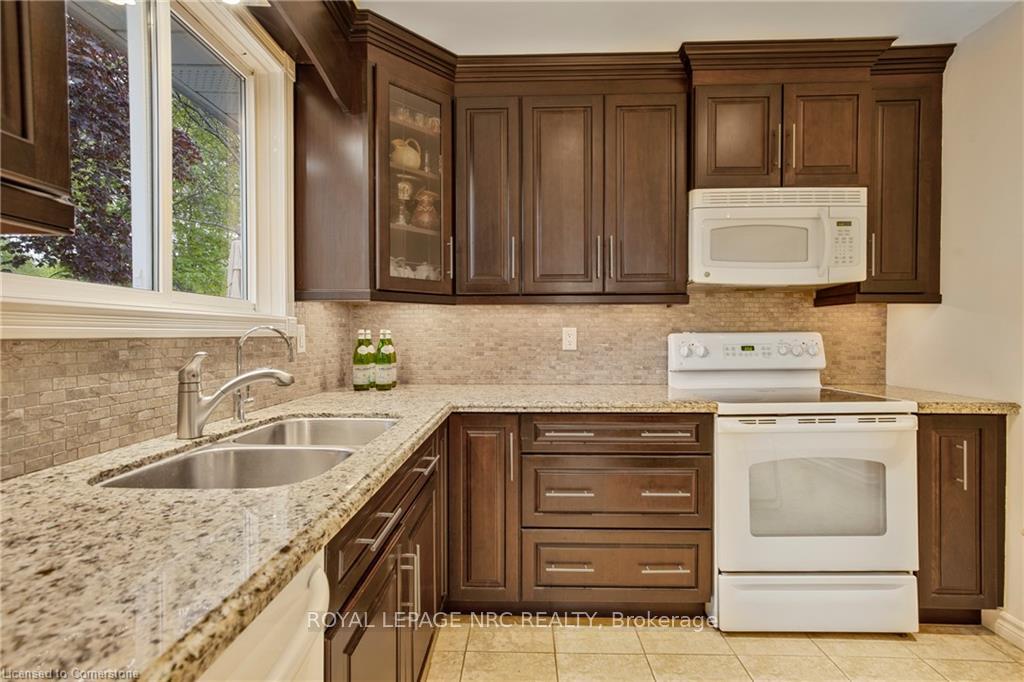 Photo 12 of 81 Debora Drive, Grimsby, Grimsby Beach — HOMEH