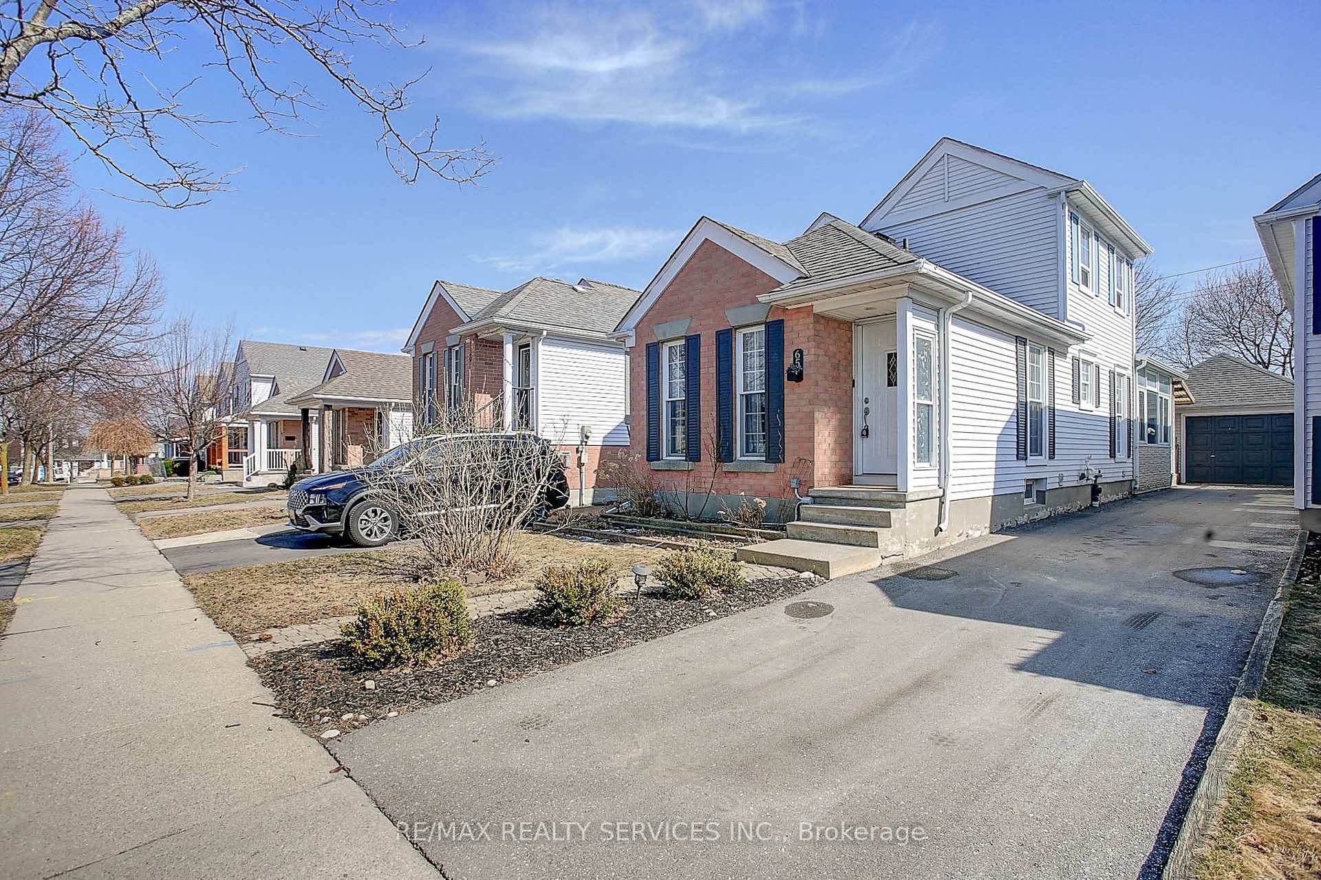 Photo 3 of 65 Wake Robin Drive, Kitchener, Larentian West — HOMEH