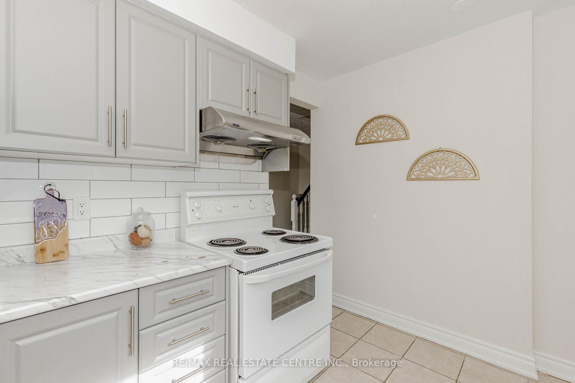 Photo 4 of 15 Benton Street, Brampton, Brampton East — HOMEH
