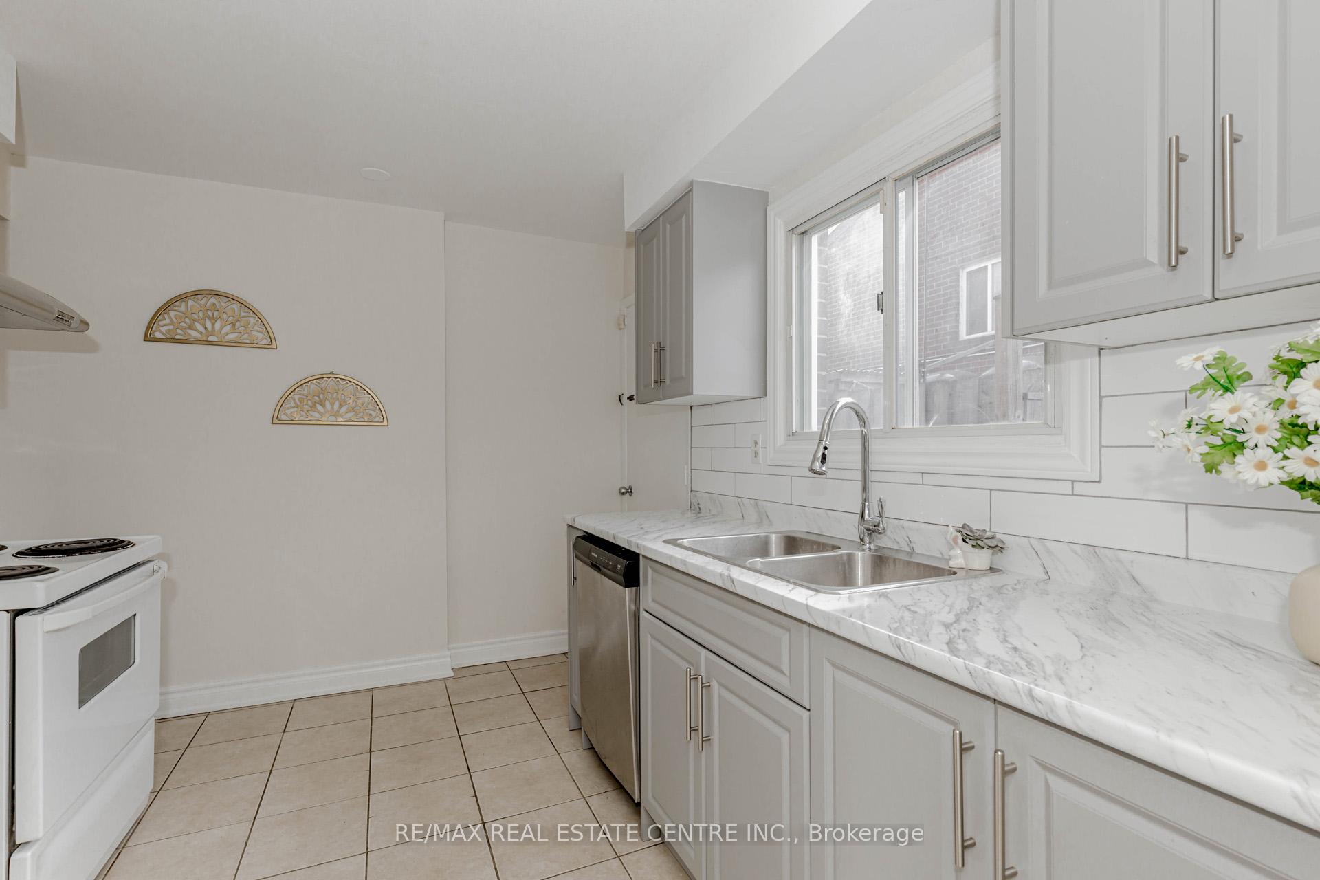 Photo 13 of 15 Benton Street, Brampton, Brampton East — HOMEH