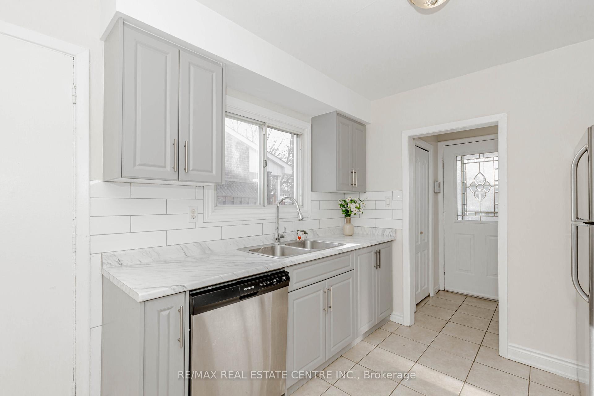 Photo 5 of 15 Benton Street, Brampton, Brampton East — HOMEH