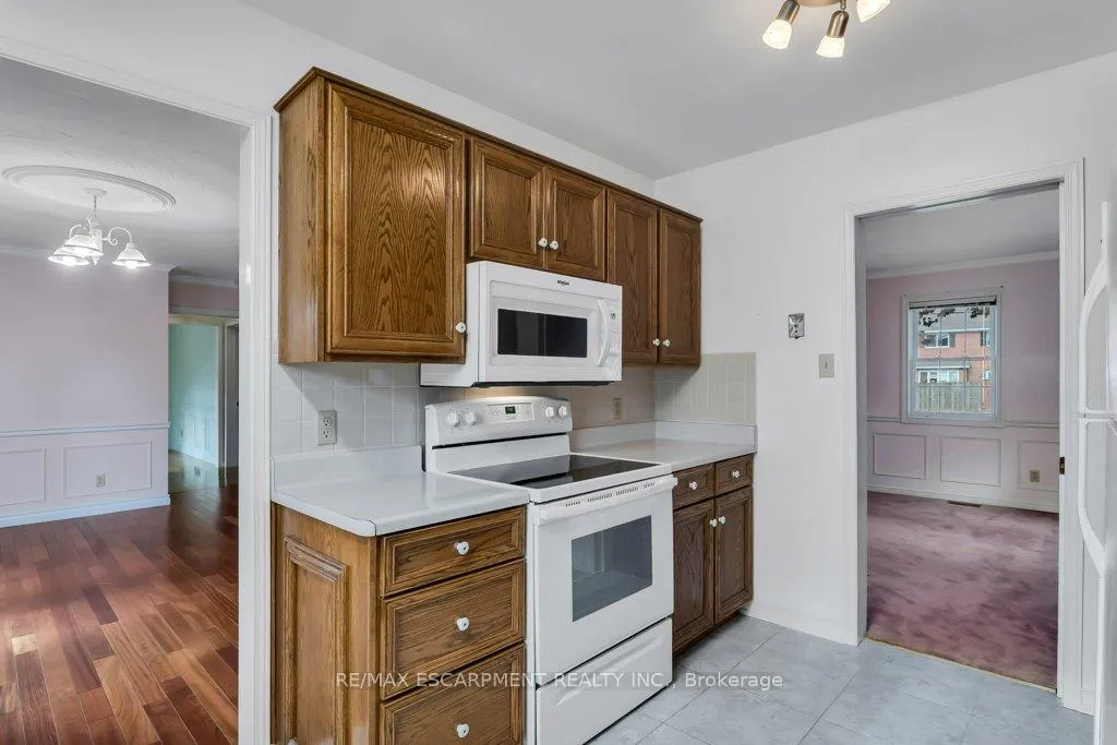 Photo 11 of 24 Lake Street, Grimsby, Grimsby Beach — HOMEH