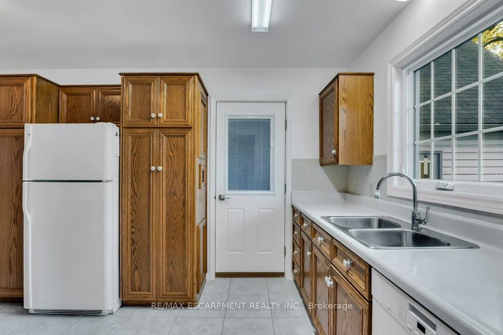 Photo 12 of 24 Lake Street, Grimsby, Grimsby Beach — HOMEH