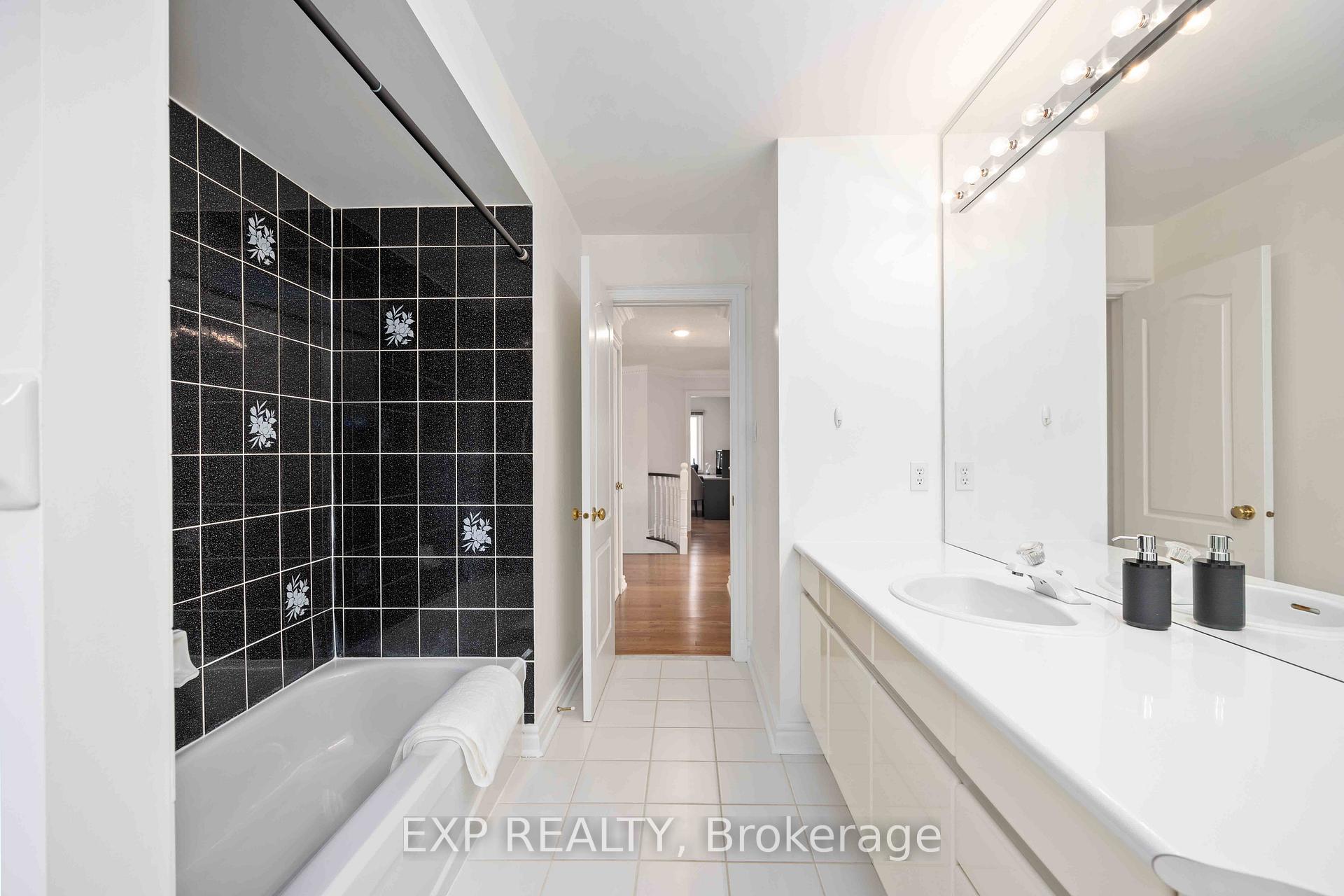 Photo 36 of 3 Hoodview Court, Markham, Buttonville — HOMEH