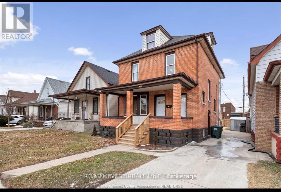 Front of 919 Pierre Avenue