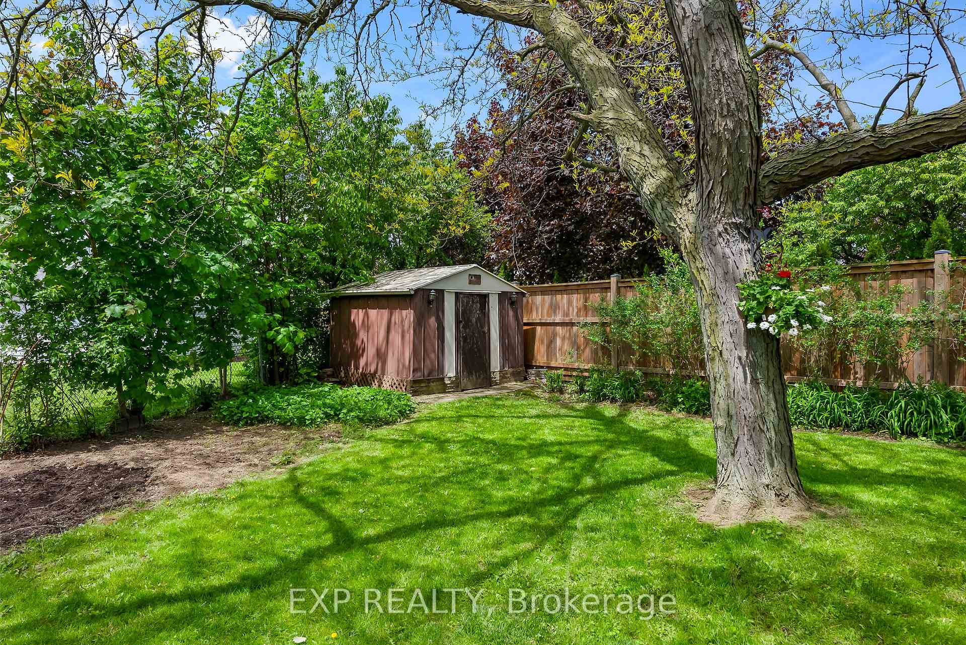 Photo 39 of 7 Saturn Court, St. Catharines, Bunting/Linwell — HOMEH