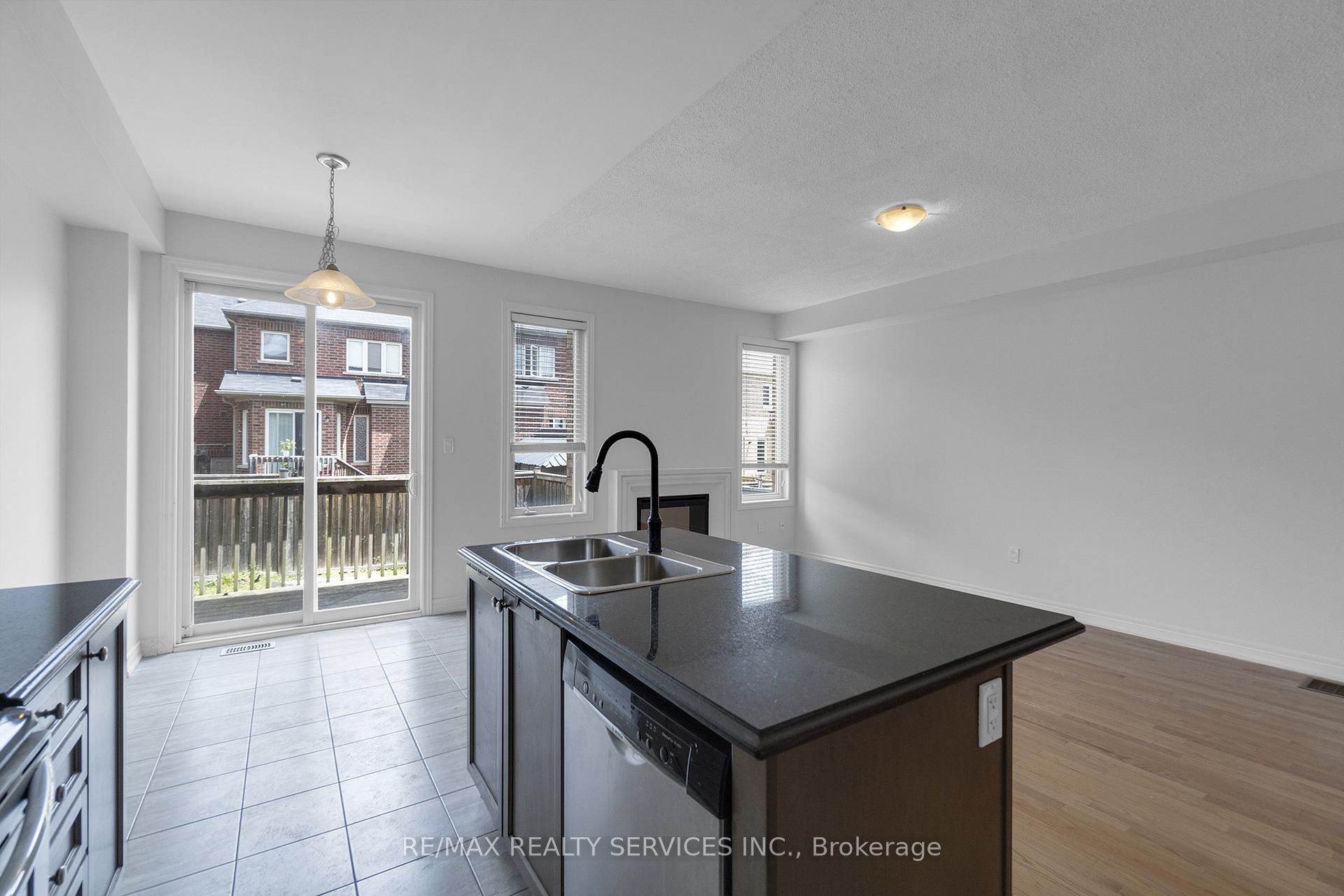 Photo 10 of 19 Sky Harbour Drive, Brampton, Bram West — HOMEH