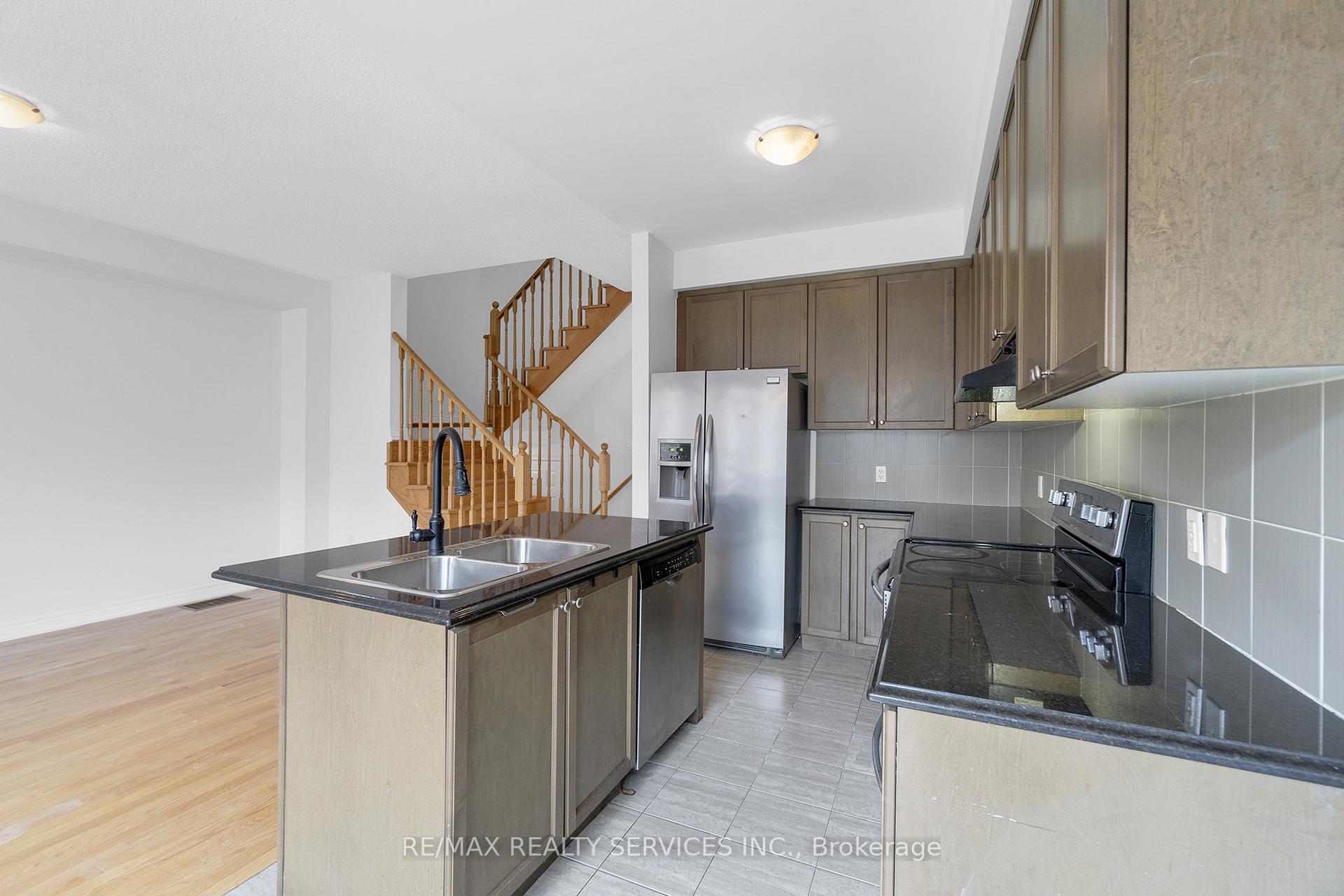 Photo 2 of 19 Sky Harbour Drive, Brampton, Bram West — HOMEH