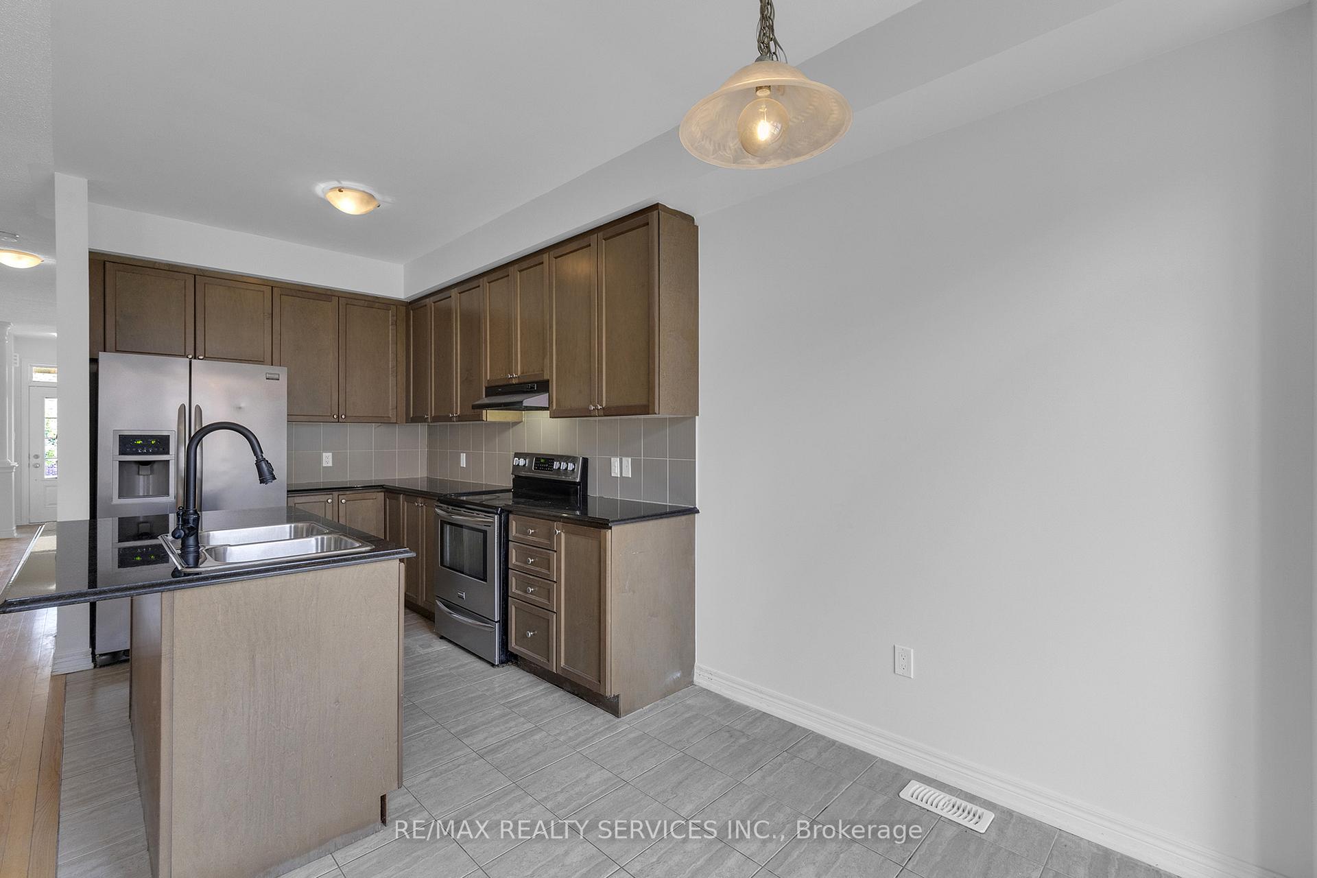 Photo 3 of 19 Sky Harbour Drive, Brampton, Bram West — HOMEH