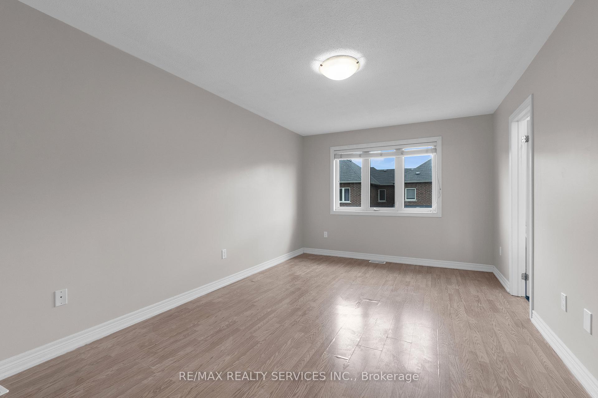 Photo 13 of 19 Sky Harbour Drive, Brampton, Bram West — HOMEH