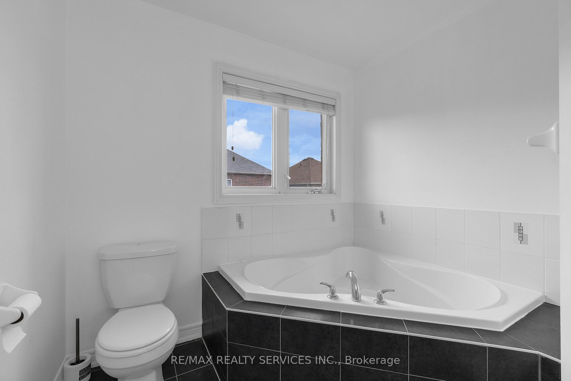 Photo 5 of 19 Sky Harbour Drive, Brampton, Bram West — HOMEH