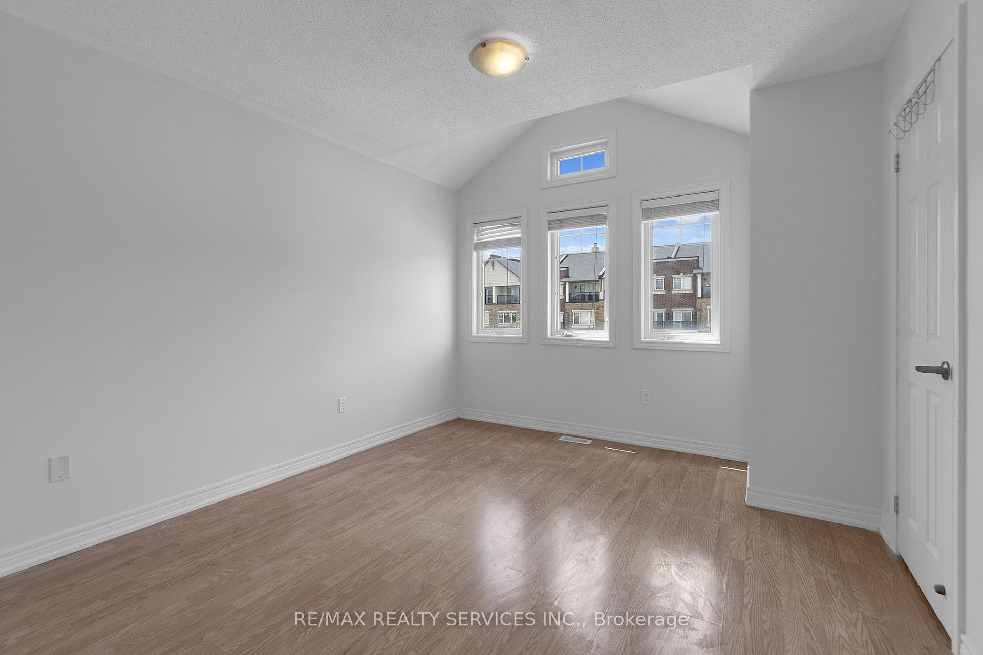 Photo 12 of 19 Sky Harbour Drive, Brampton, Bram West — HOMEH