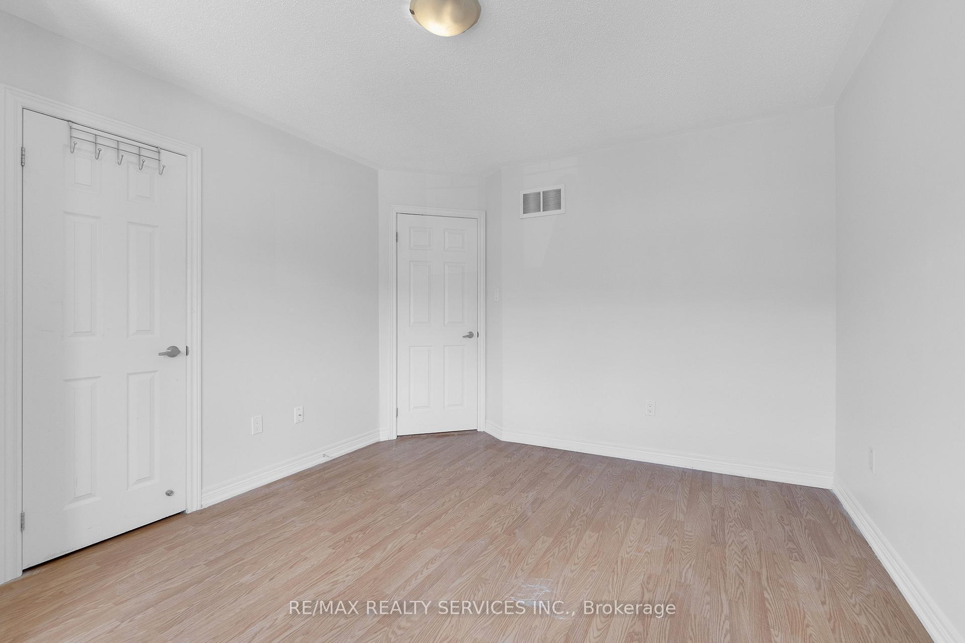 Photo 22 of 19 Sky Harbour Drive, Brampton, Bram West — HOMEH