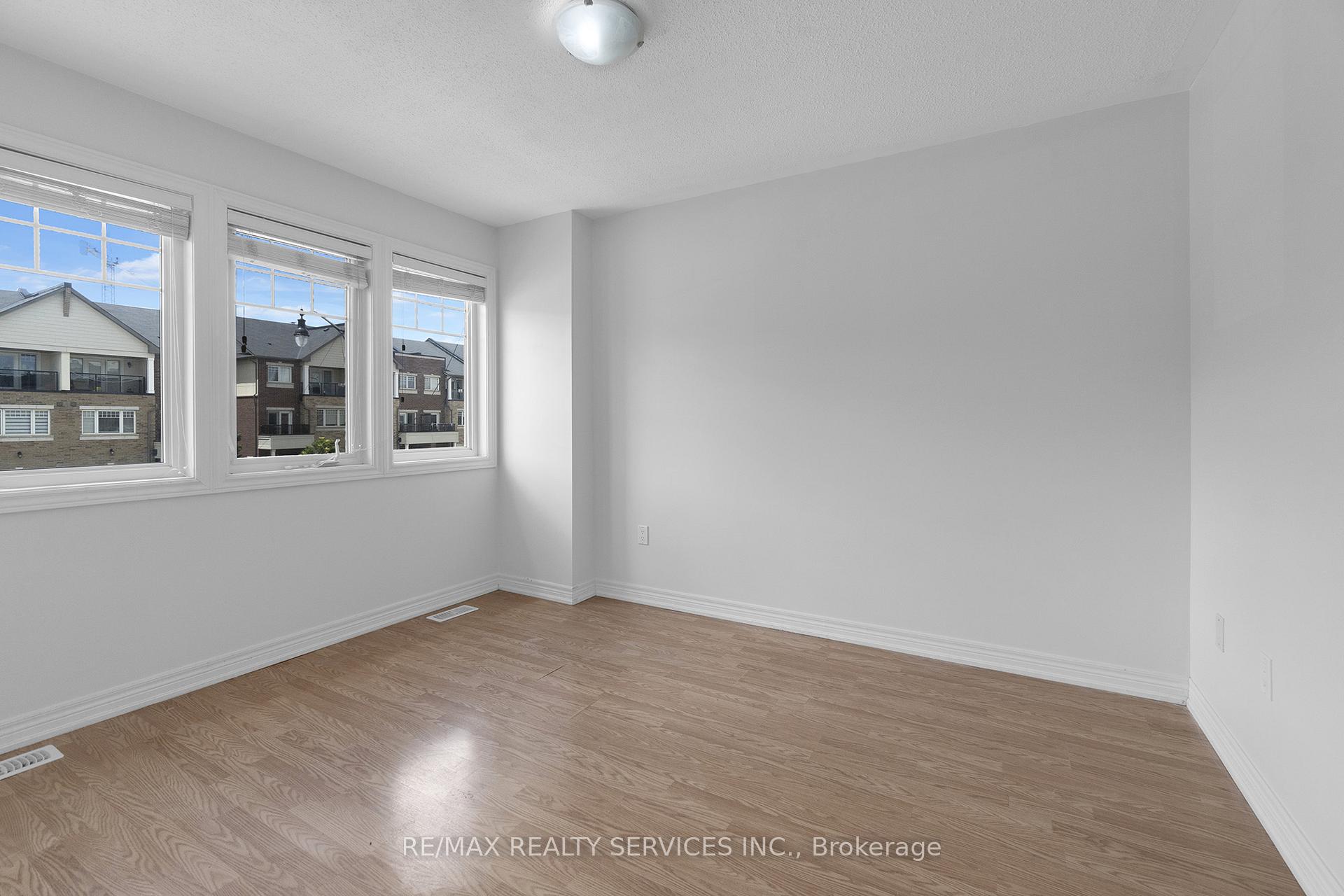 Photo 23 of 19 Sky Harbour Drive, Brampton, Bram West — HOMEH