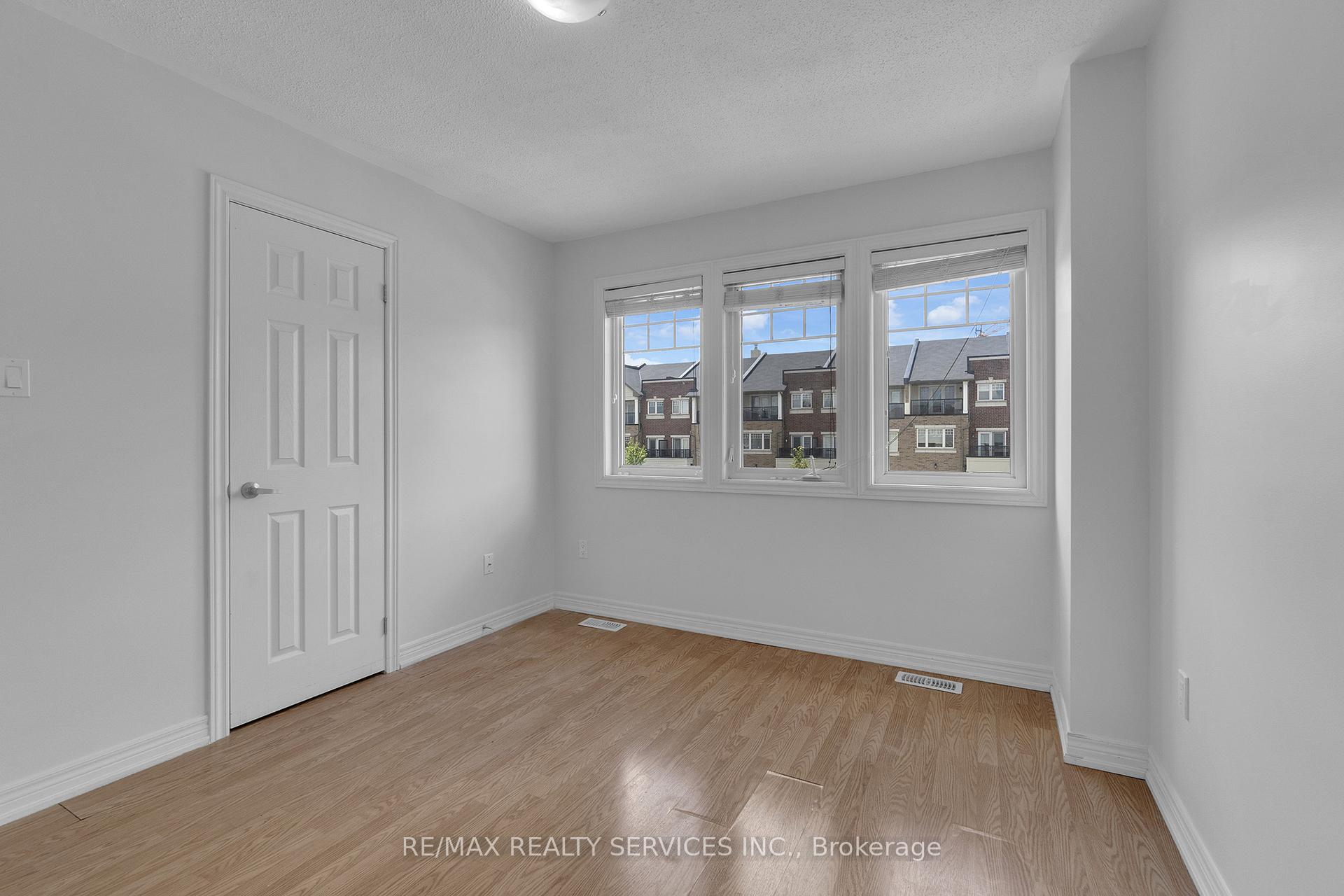 Photo 33 of 19 Sky Harbour Drive, Brampton, Bram West — HOMEH