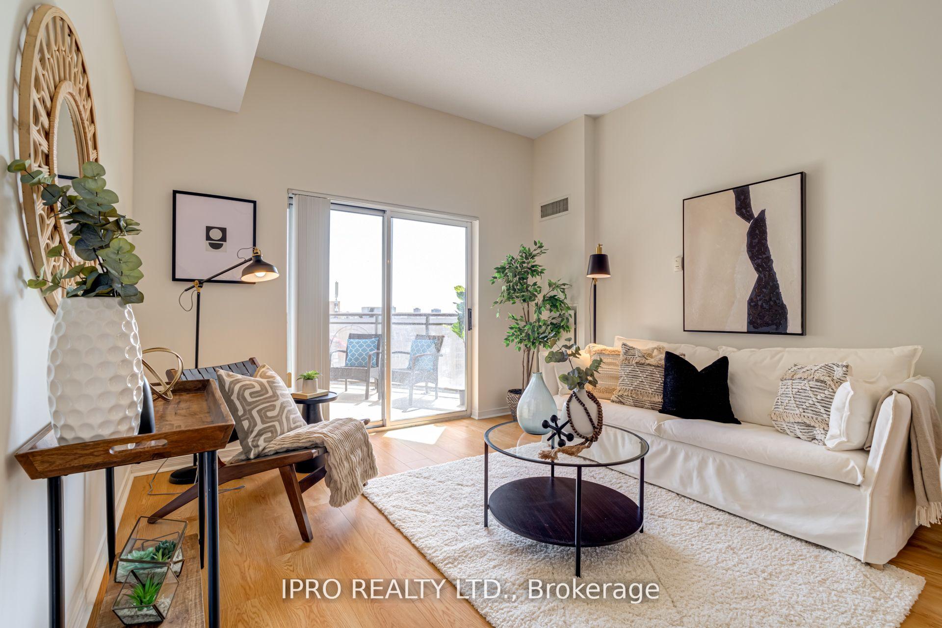 Front of Unit 811, 1 Maison Parc Court