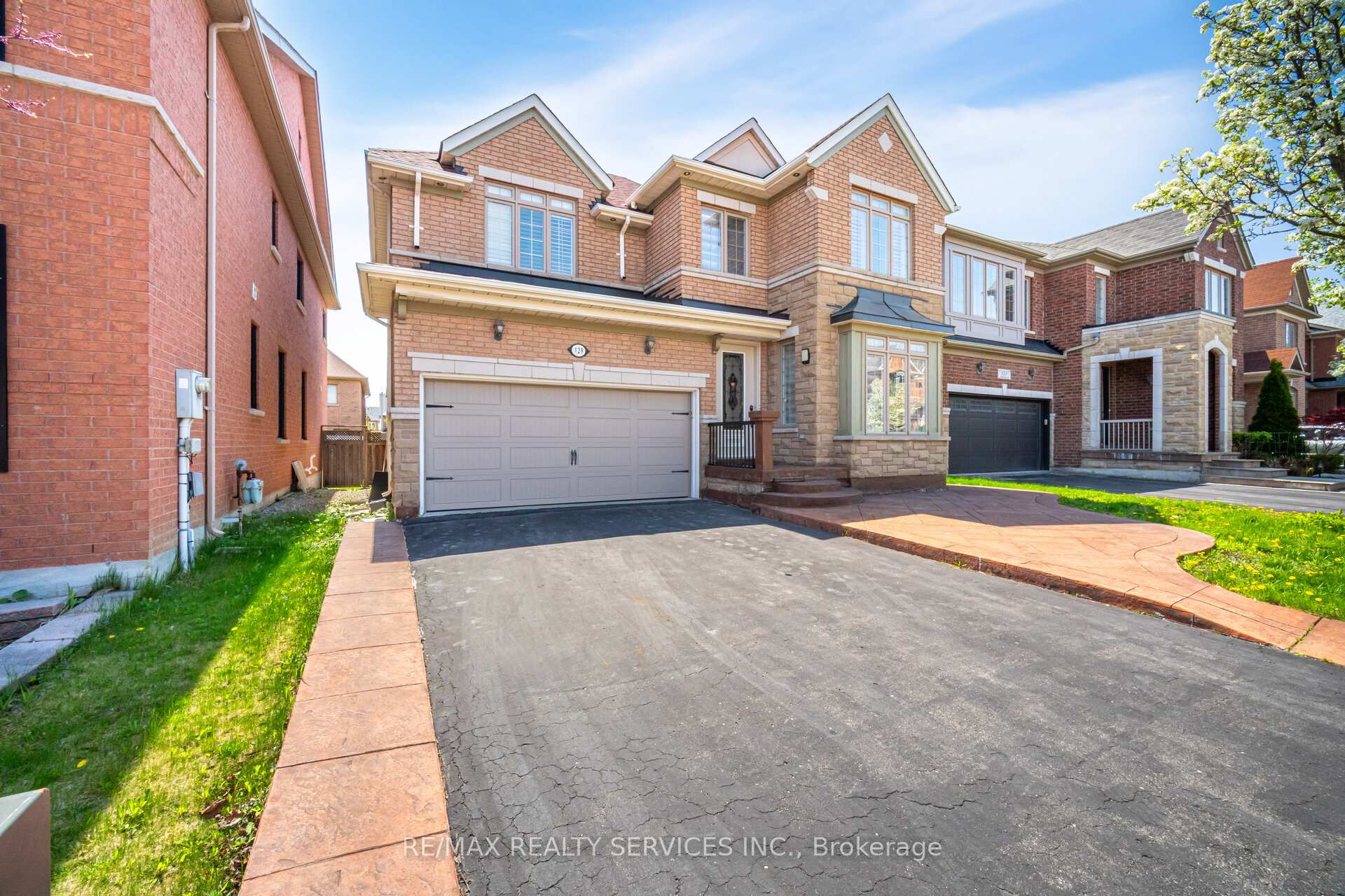 Photo 2 of 129 Seabreeze Avenue, Vaughan, Patterson — HOMEH