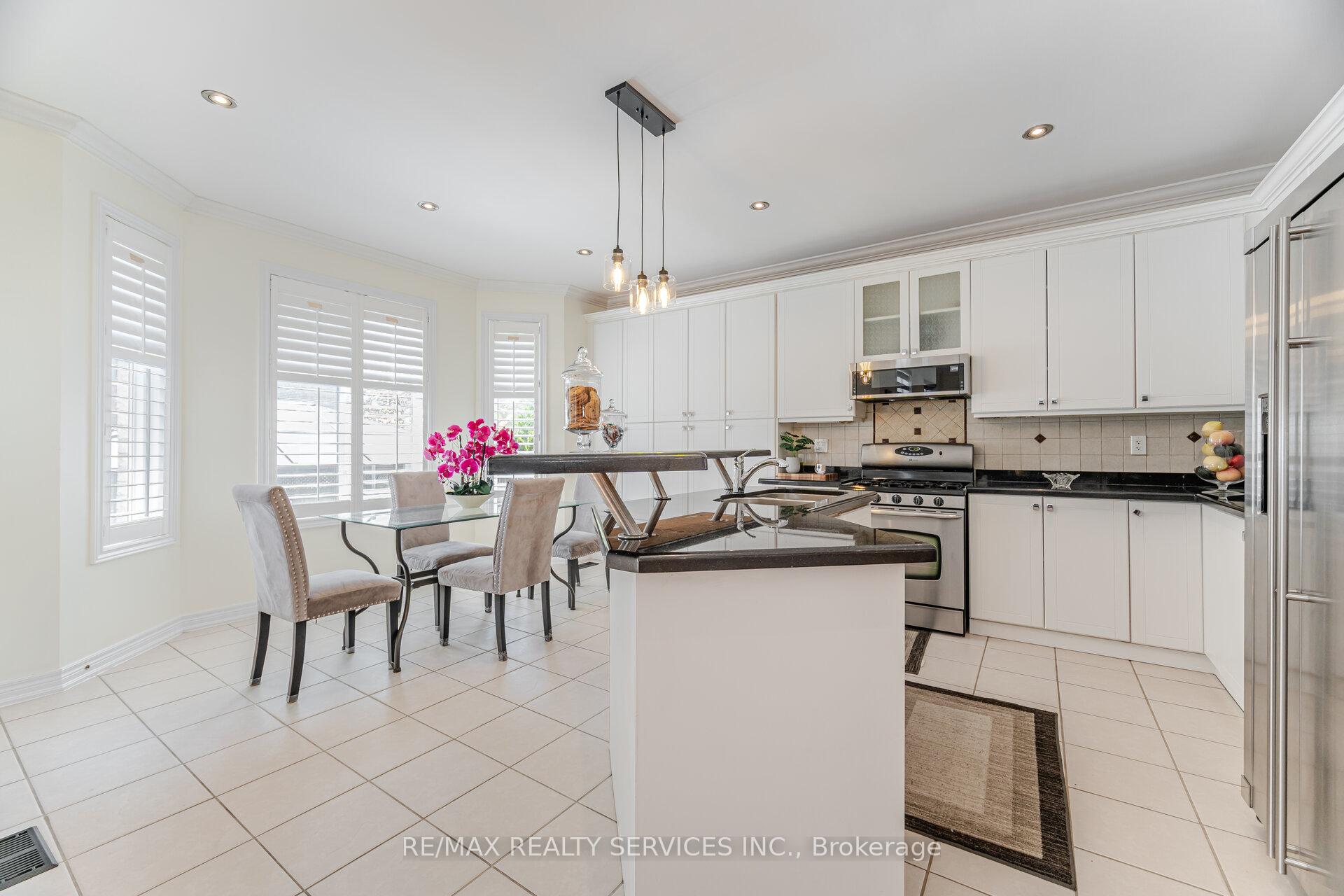 Photo 3 of 129 Seabreeze Avenue, Vaughan, Patterson — HOMEH