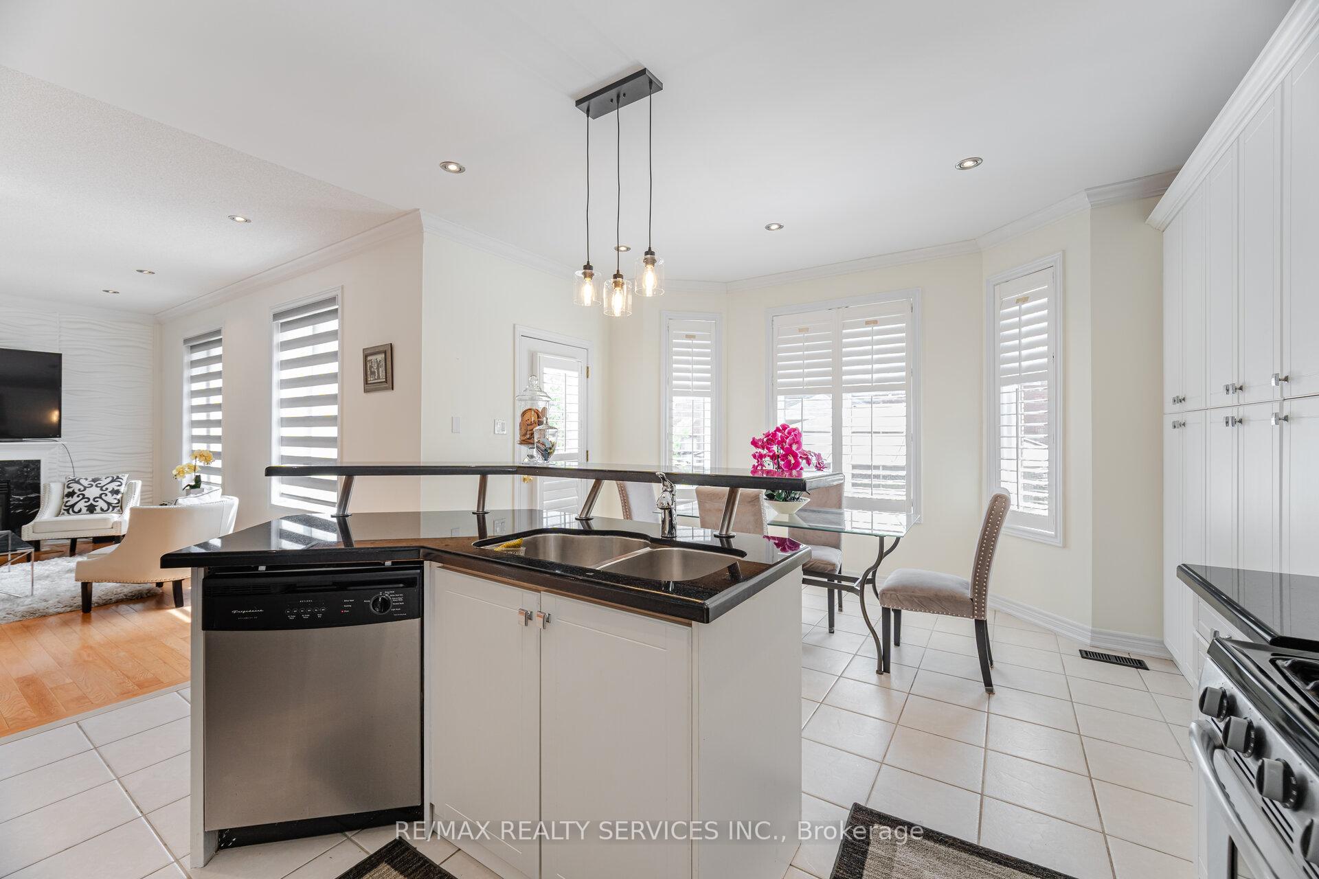 Photo 4 of 129 Seabreeze Avenue, Vaughan, Patterson — HOMEH