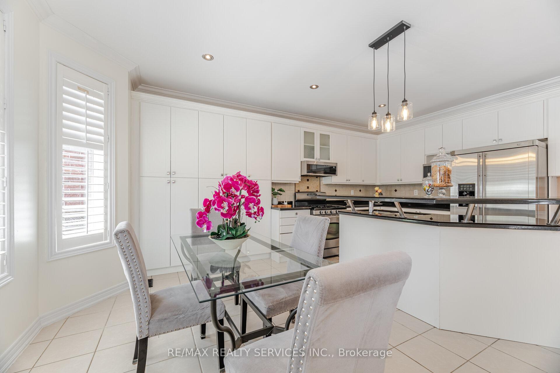 Photo 5 of 129 Seabreeze Avenue, Vaughan, Patterson — HOMEH