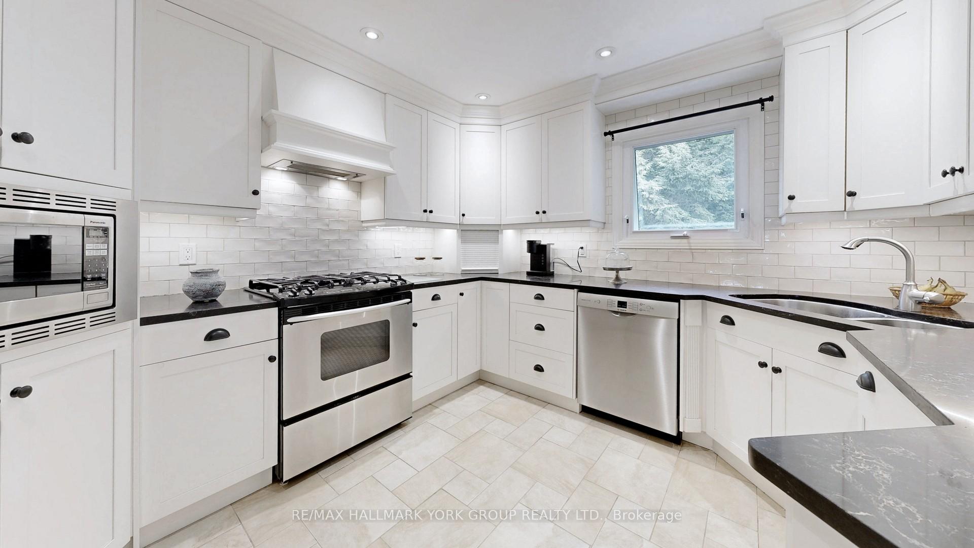 Photo 7 of 213 Kemano Road, Aurora, Aurora Heights — HOMEH