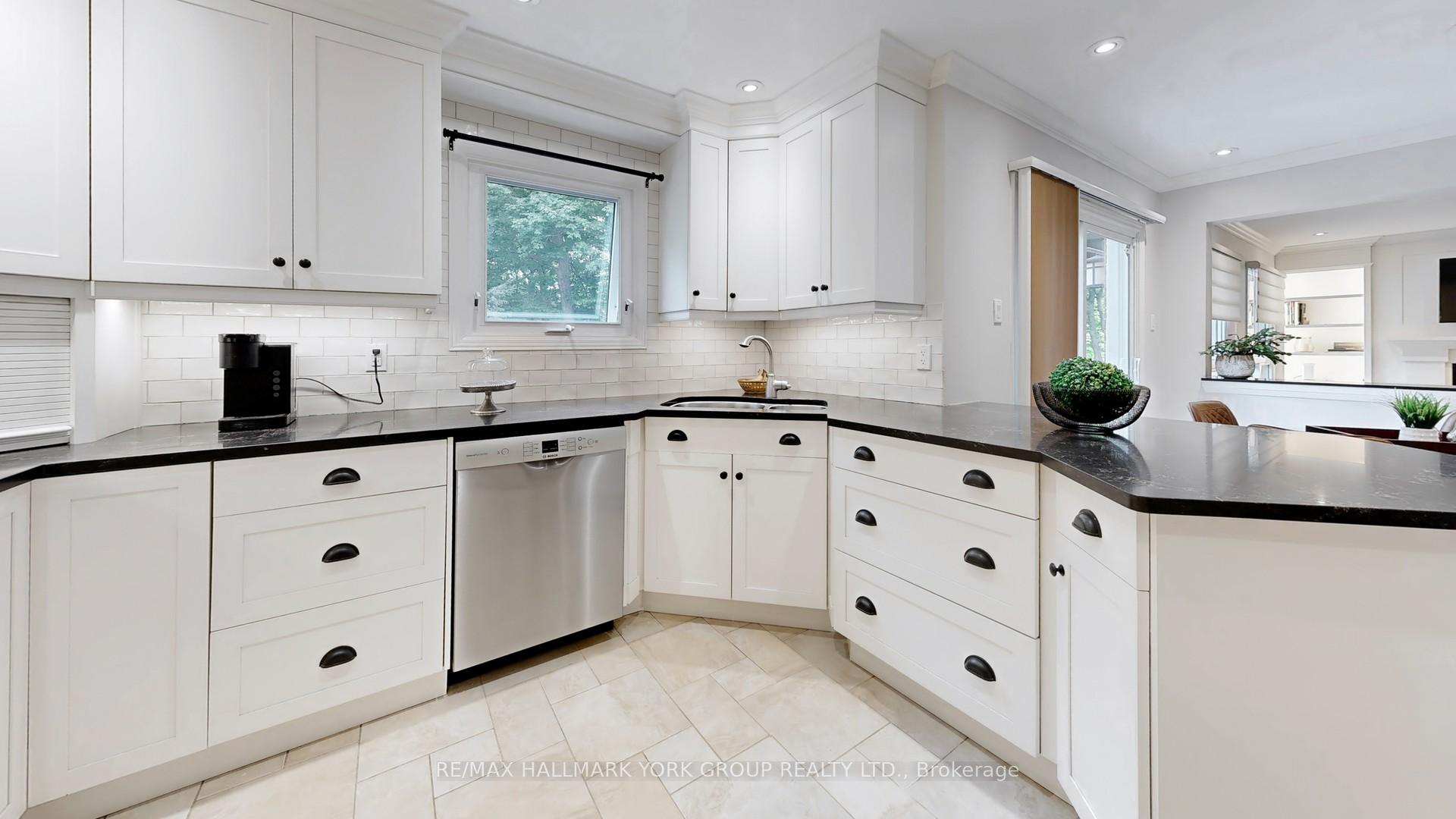 Photo 8 of 213 Kemano Road, Aurora, Aurora Heights — HOMEH
