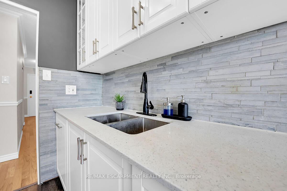Photo 3 of Unit 304, 57 Conroy Crescent, Guelph, Dovercliffe Park/Old University — HOMEH