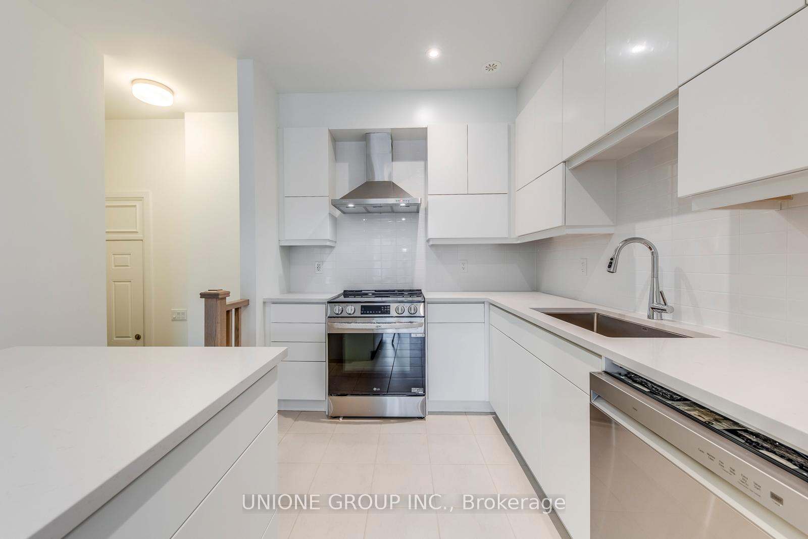 Photo 4 of 102 Coolhurst Avenue, Brampton, Northwest Brampton — HOMEH