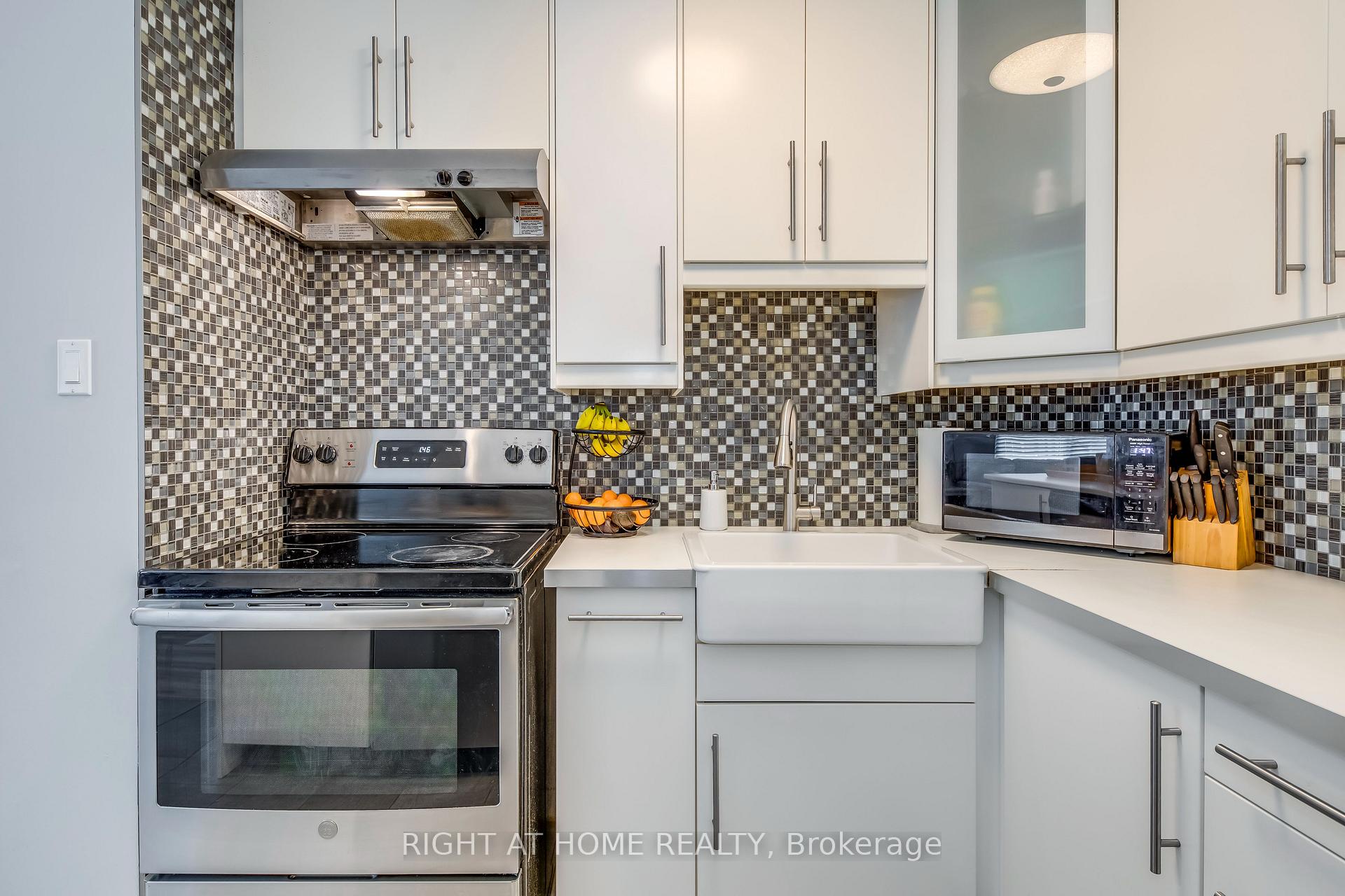Photo 11 of Unit 10, 153 Limeridge Road W, Hamilton, Rolston — HOMEH