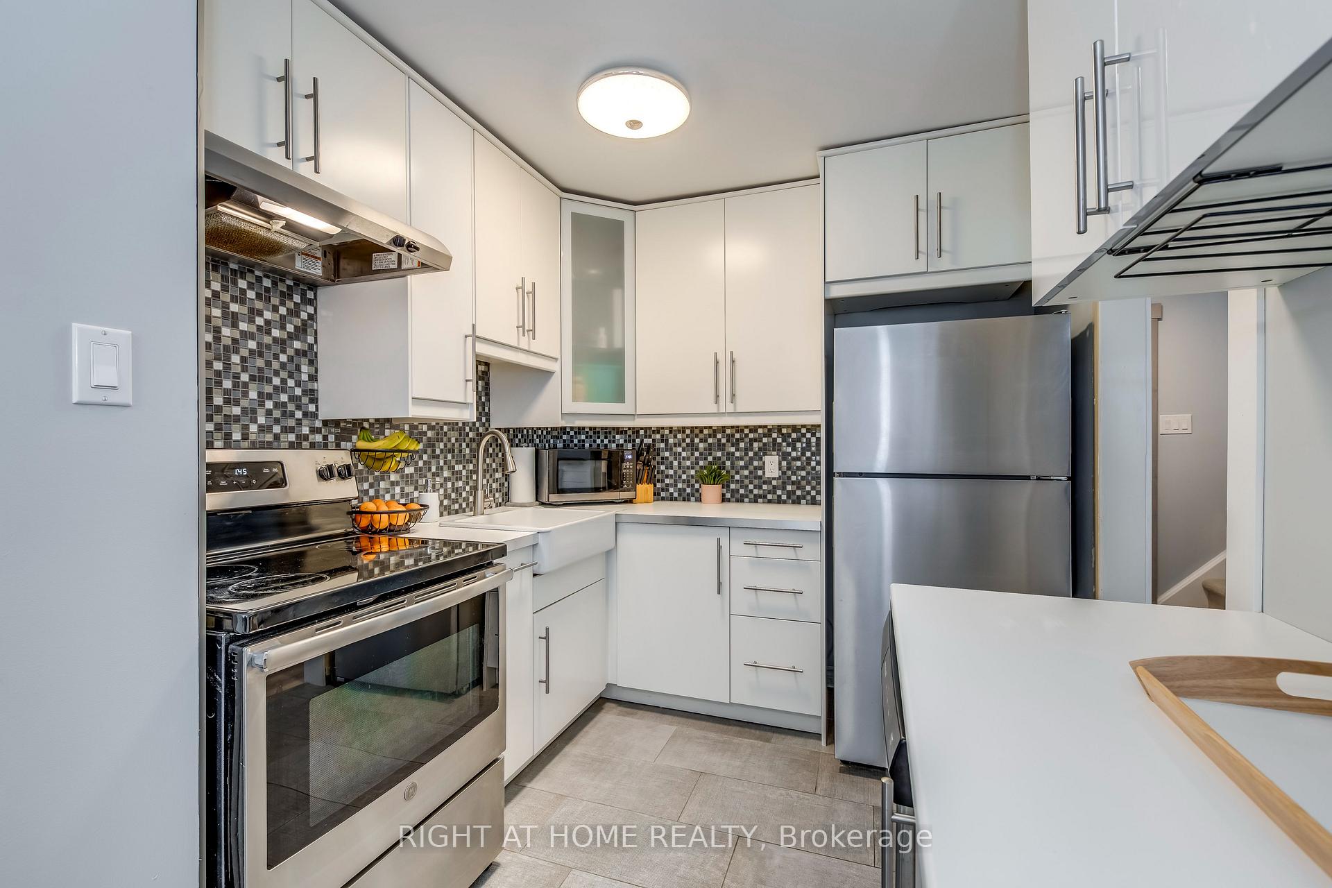 Photo 4 of Unit 10, 153 Limeridge Road W, Hamilton, Rolston — HOMEH