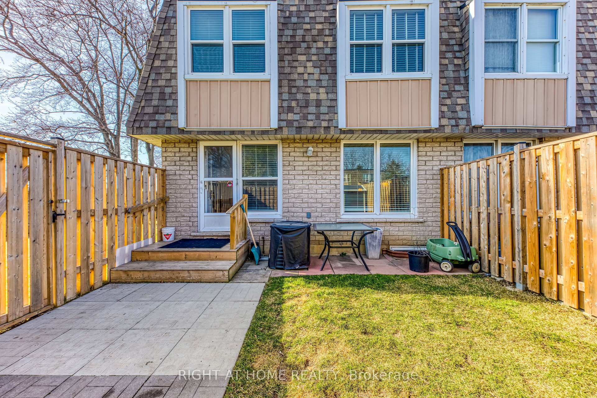 Photo 33 of Unit 10, 153 Limeridge Road W, Hamilton, Rolston — HOMEH