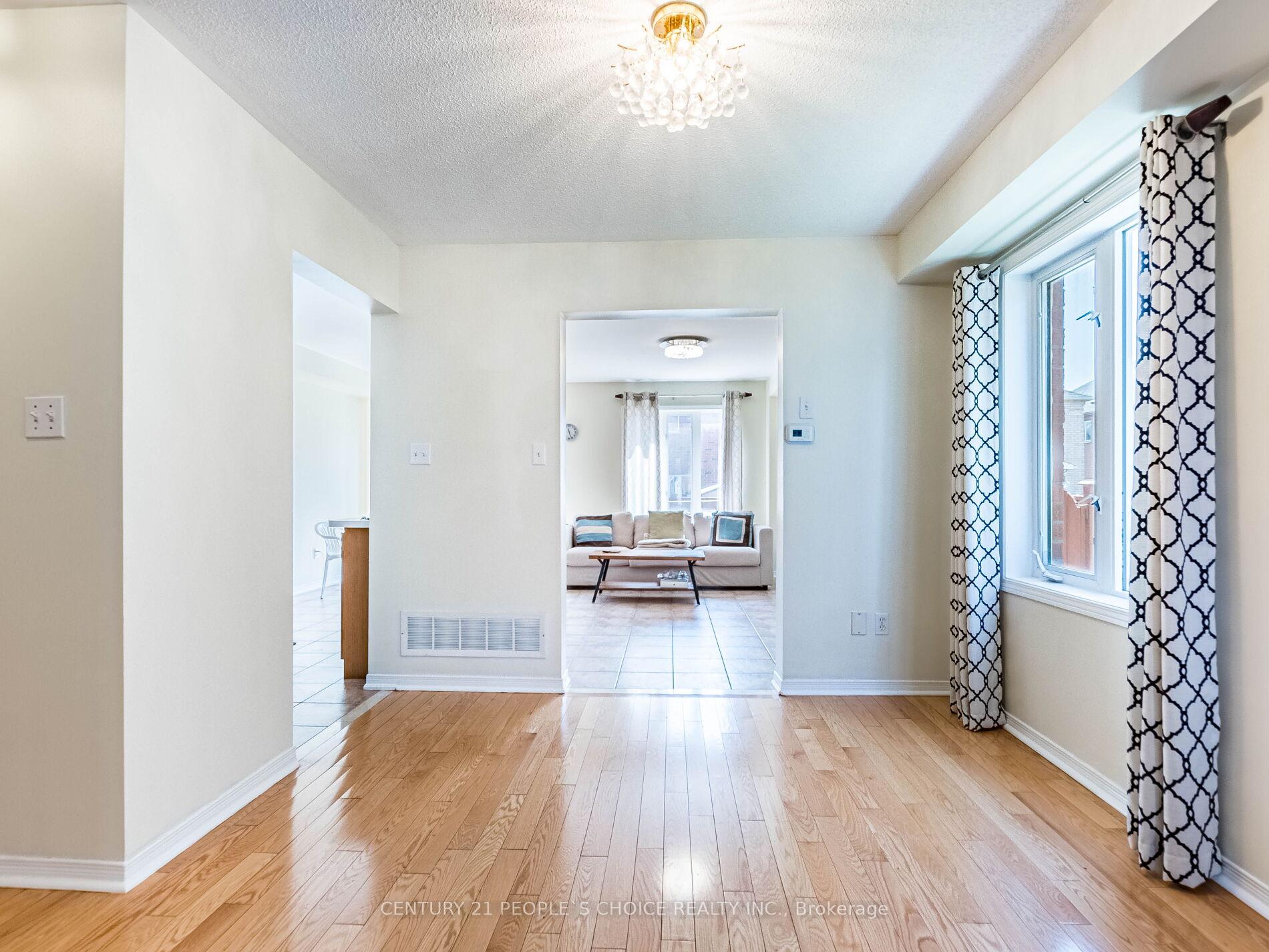Photo 9 of 93 River Rock Crescent, Brampton, Fletcher's Meadow — HOMEH
