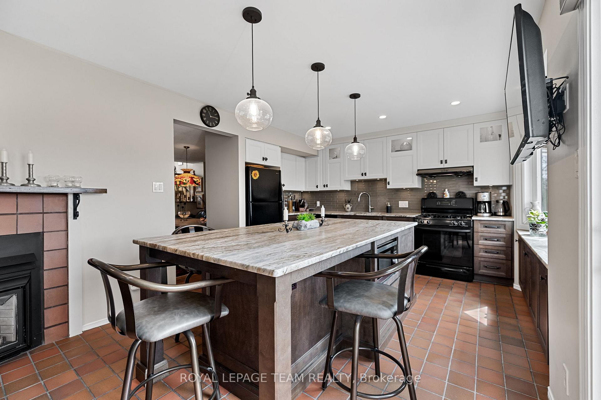 Photo 6 of 84 Winbro Private, Ottawa, Hunt Club/Western Community — HOMEH