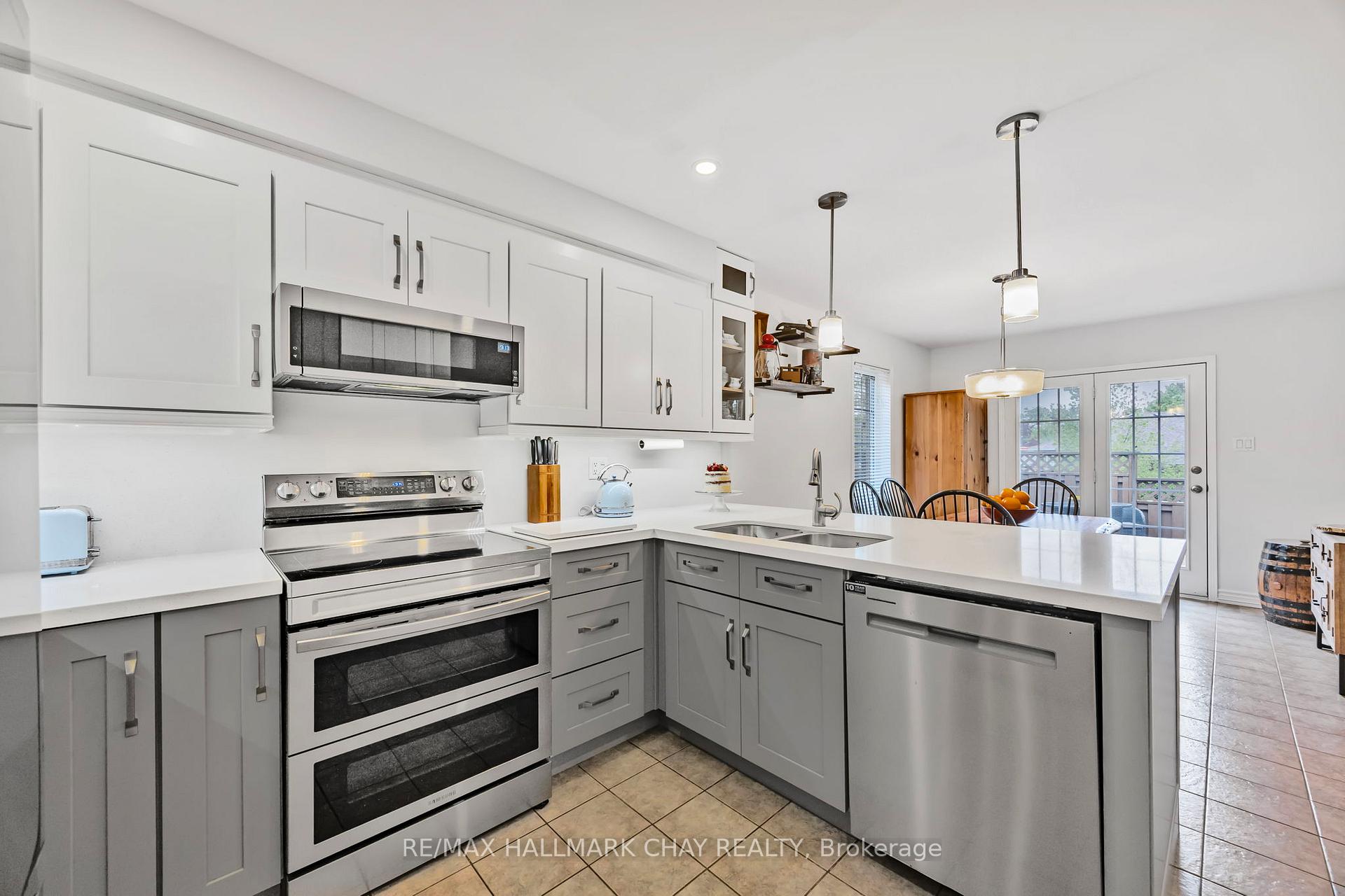 Photo 2 of 314 Harvie Road, Barrie, Holly — HOMEH