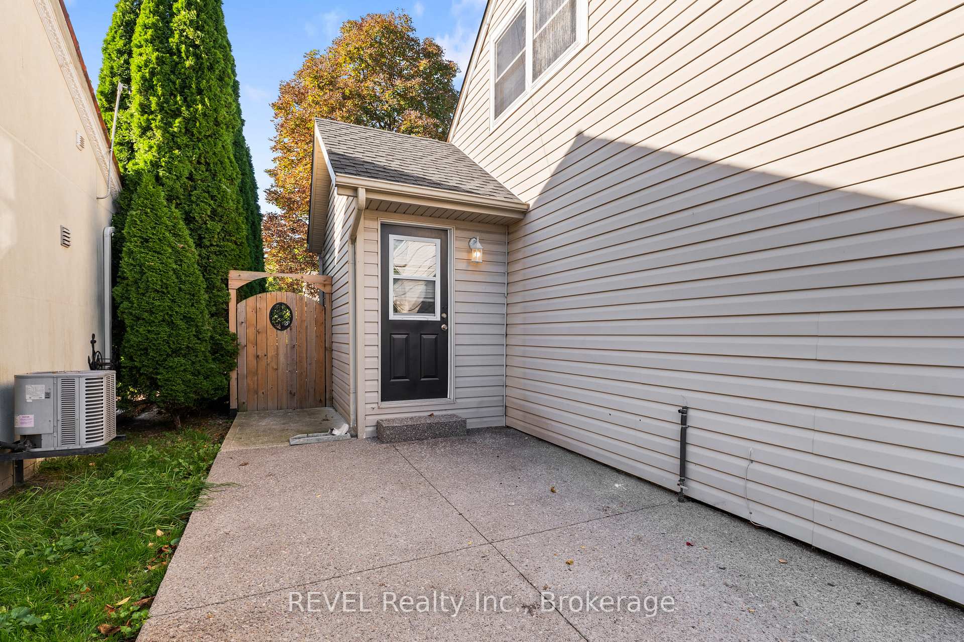 Photo 15 of 17 Sandown Street, St. Catharines, Fairview — HOMEH
