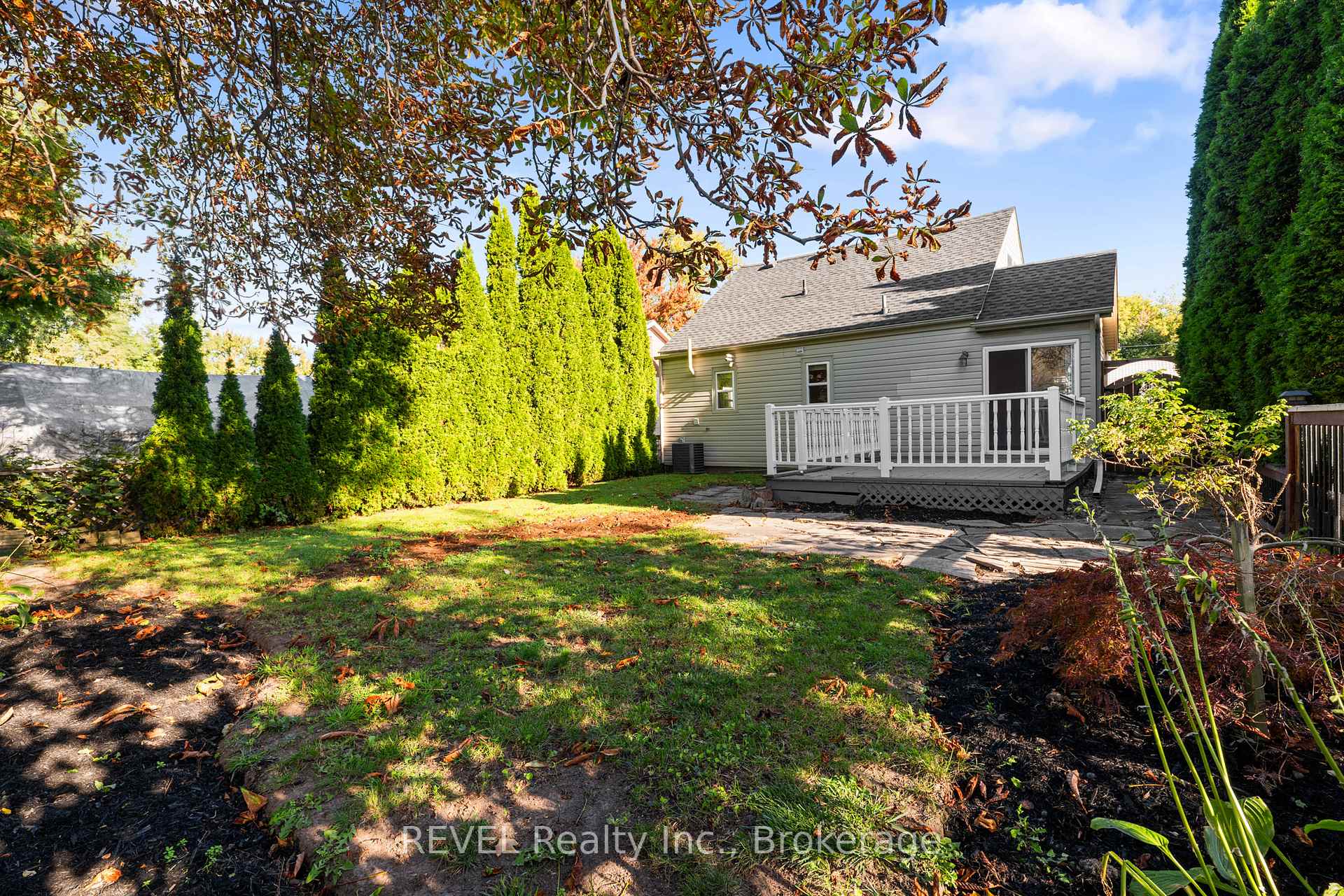 Photo 10 of 17 Sandown Street, St. Catharines, Fairview — HOMEH