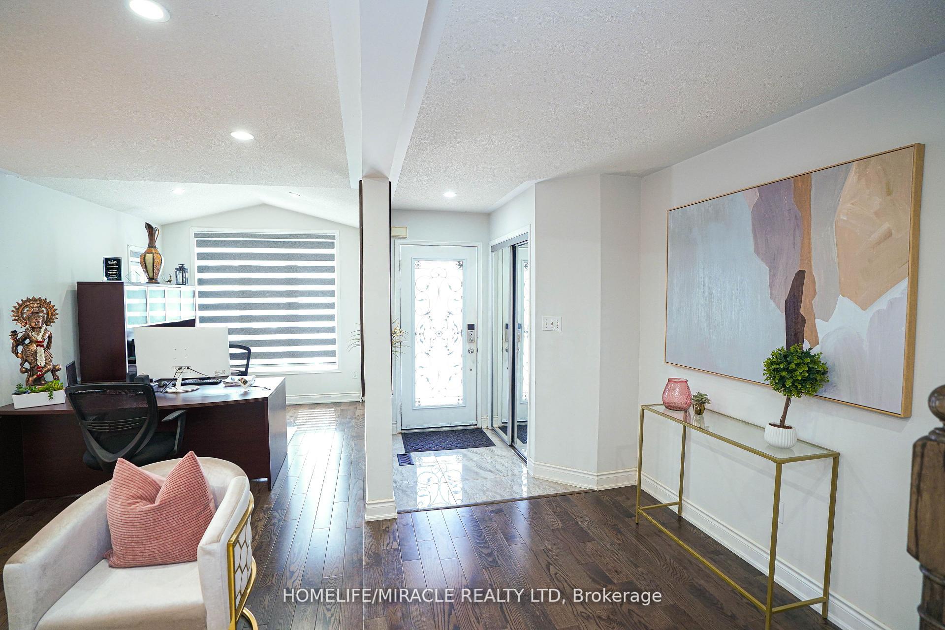 Photo 9 of 23 Hollowgrove Boulevard, Brampton, Vales of Castlemore — HOMEH