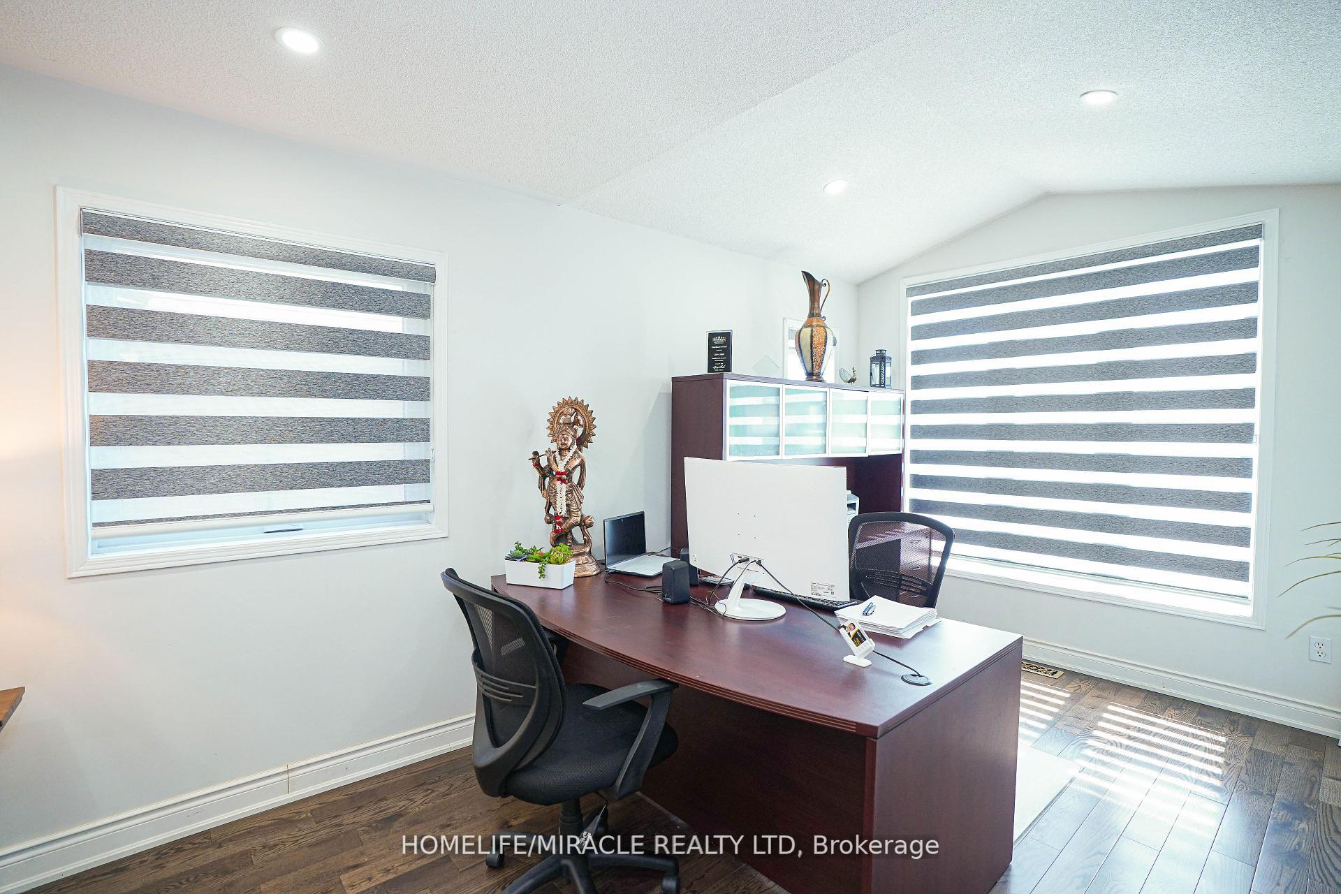 Photo 2 of 23 Hollowgrove Boulevard, Brampton, Vales of Castlemore — HOMEH