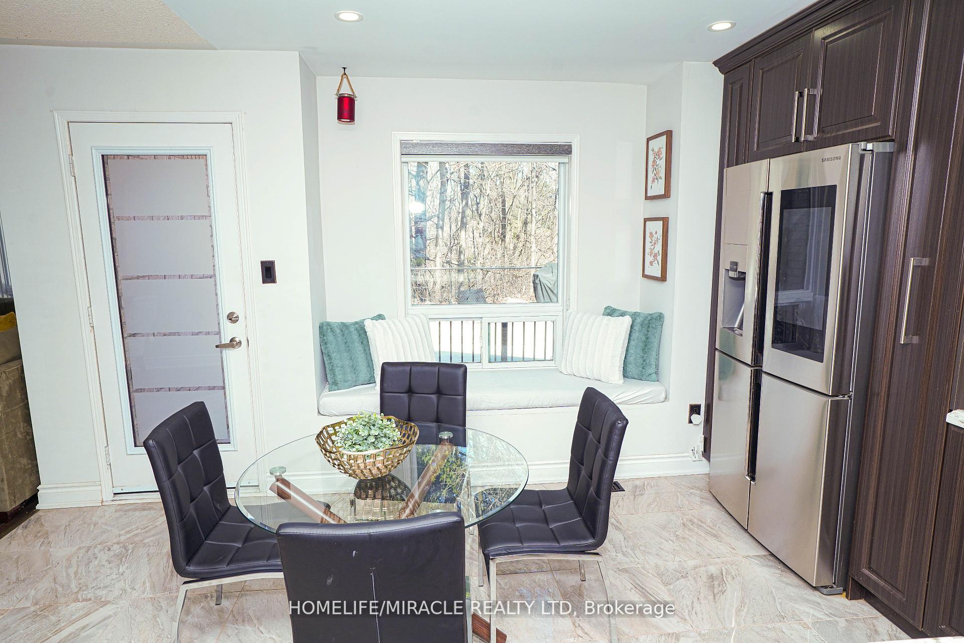 Photo 12 of 23 Hollowgrove Boulevard, Brampton, Vales of Castlemore — HOMEH