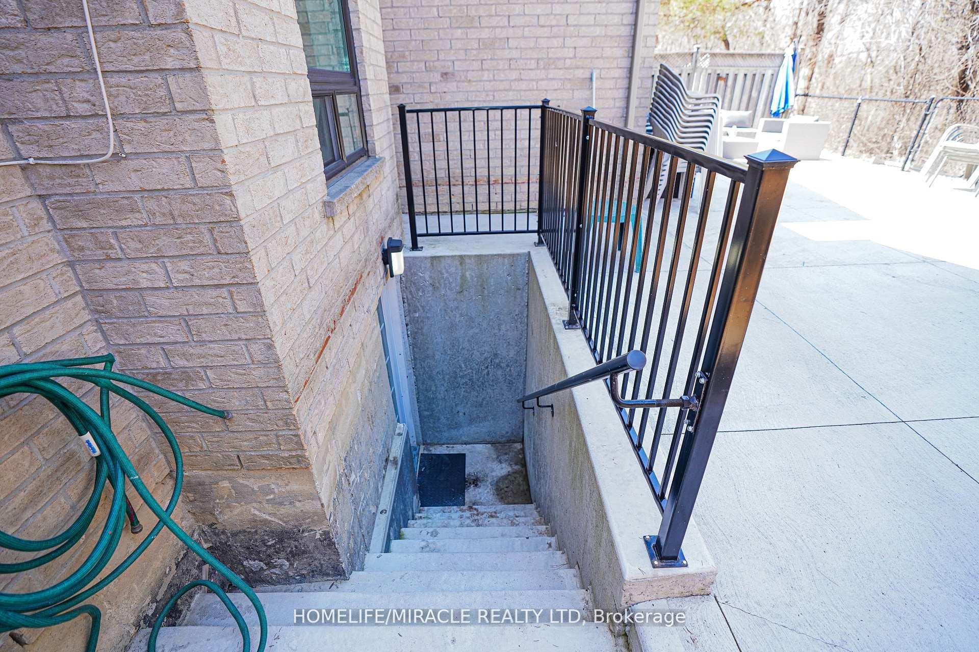 Photo 35 of 23 Hollowgrove Boulevard, Brampton, Vales of Castlemore — HOMEH
