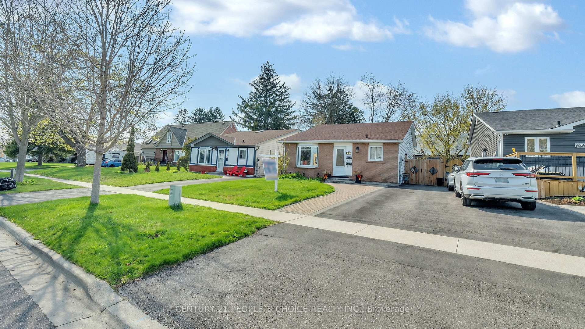 Photo 2 of 24 Grassmere Court, Oshawa, Lakeview — HOMEH