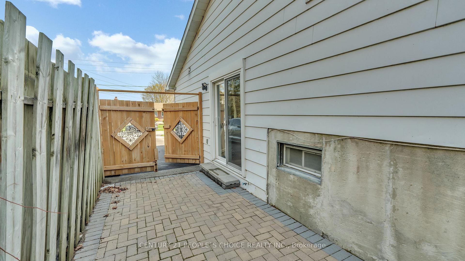Photo 3 of 24 Grassmere Court, Oshawa, Lakeview — HOMEH