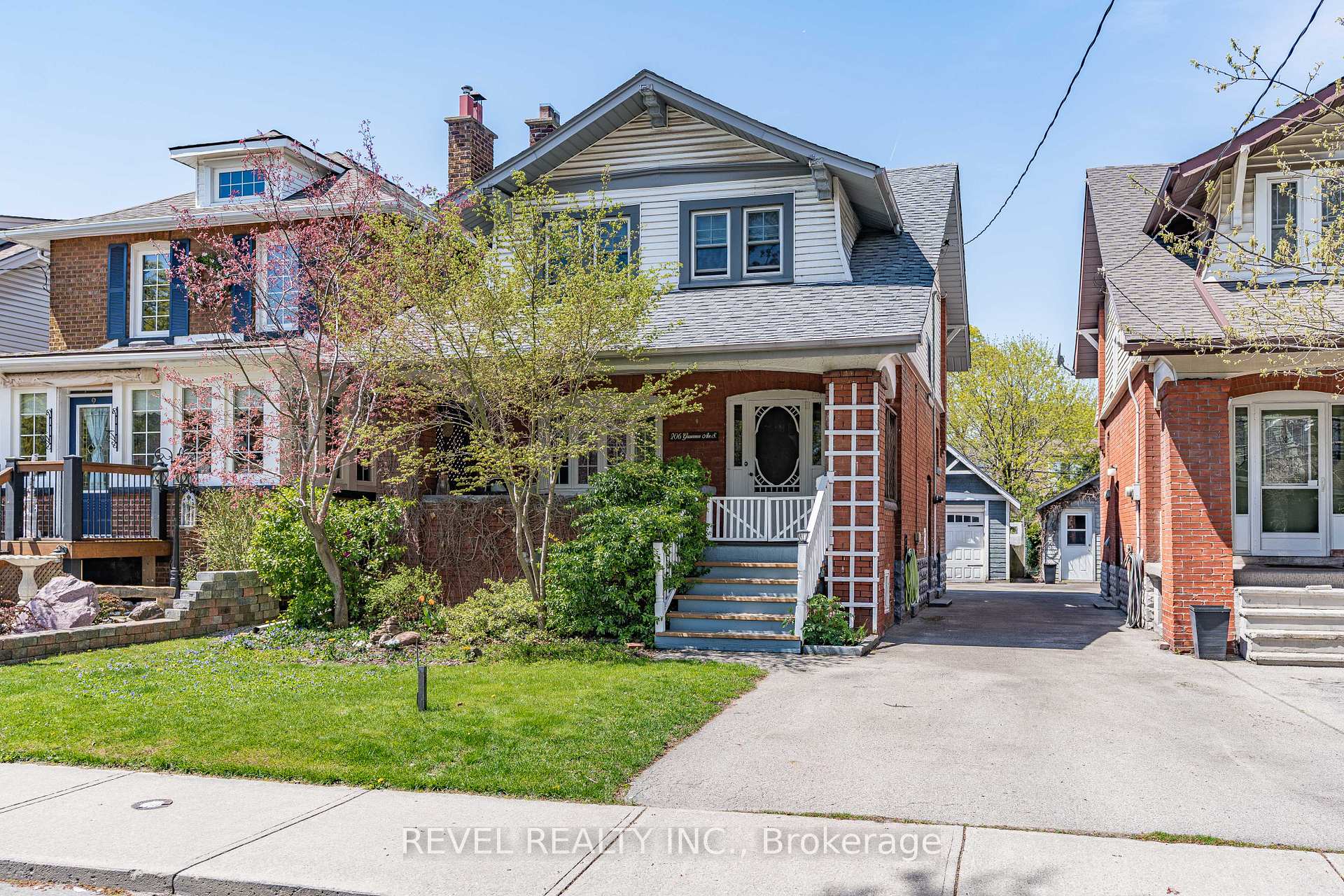 Front of 206 Grosvenor Avenue S