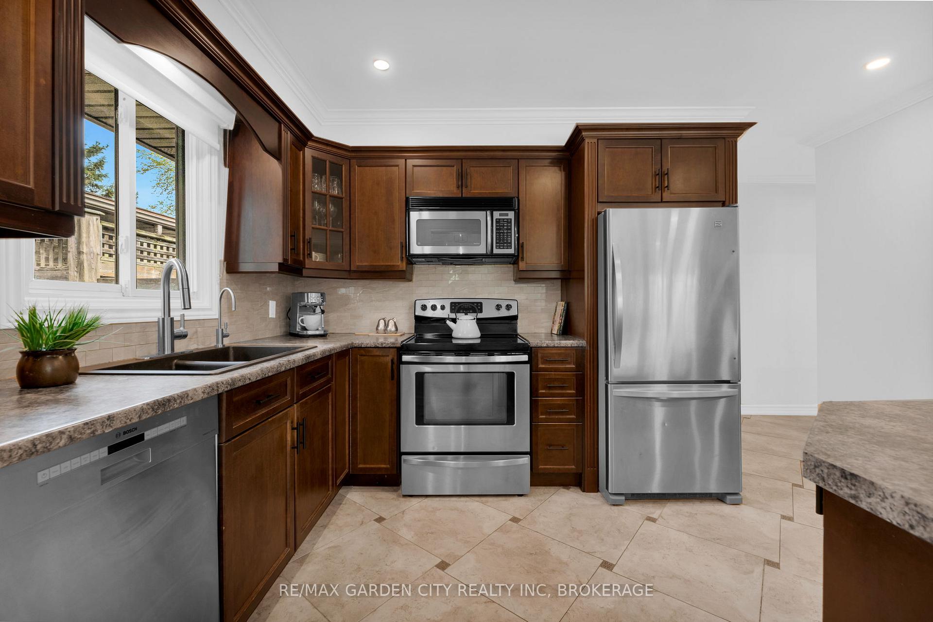 Photo 11 of 15 Kimbermount Drive, St. Catharines, Lakeshore — HOMEH